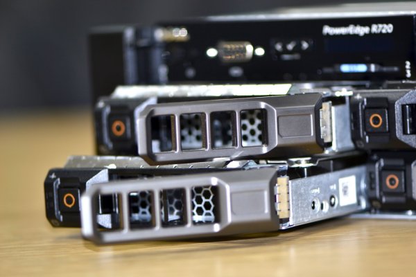 Dell R720 showing hot-swap disk bays